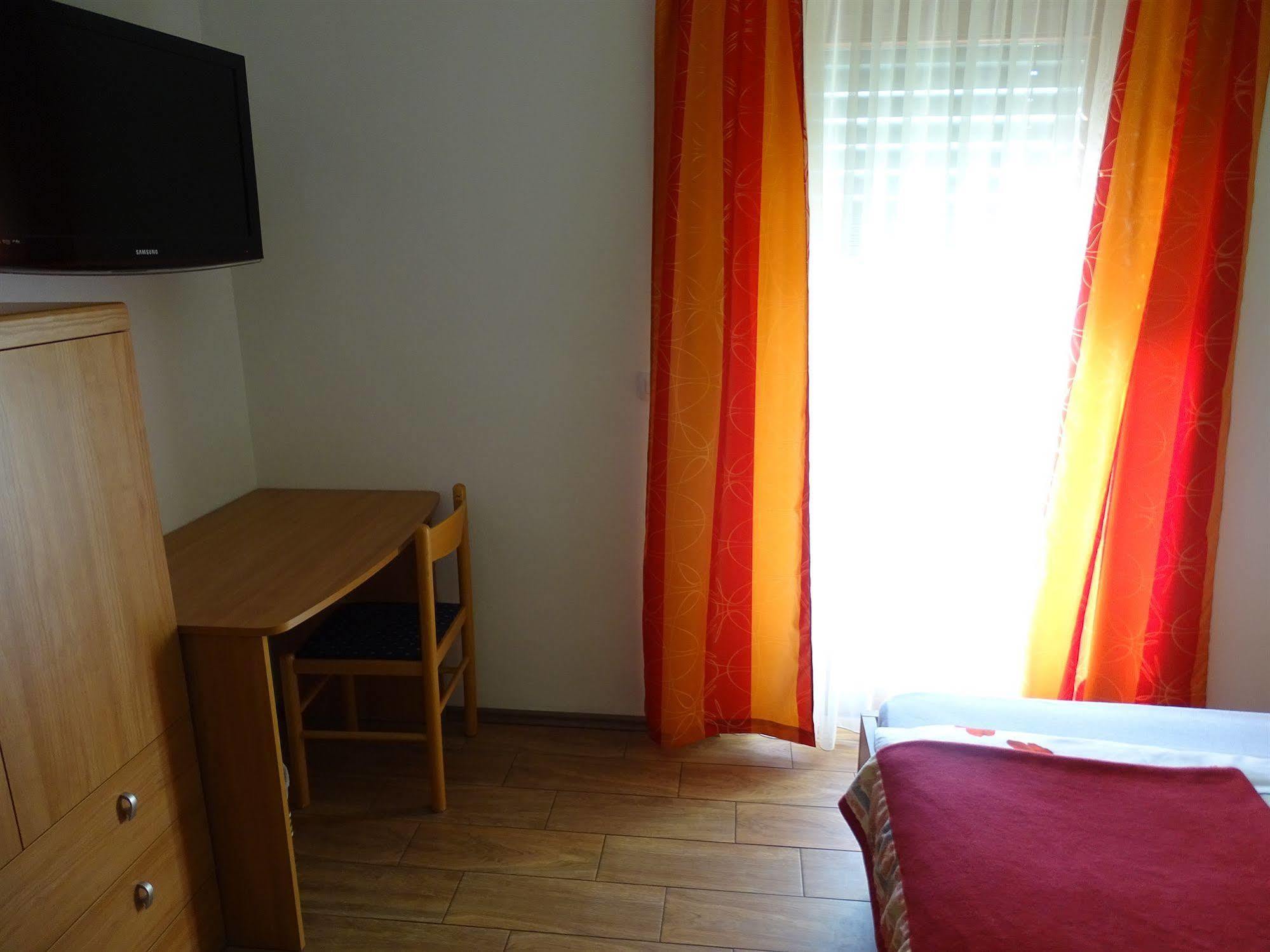 Guesthouse Mesec Zaplana Vrhnika Exterior foto
