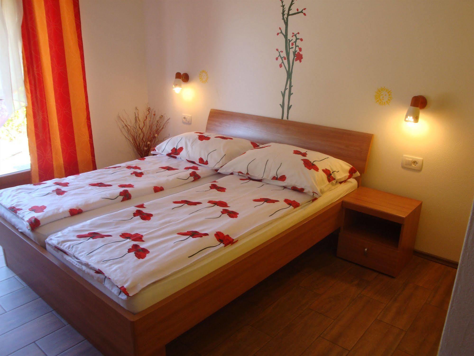 Guesthouse Mesec Zaplana Vrhnika Exterior foto